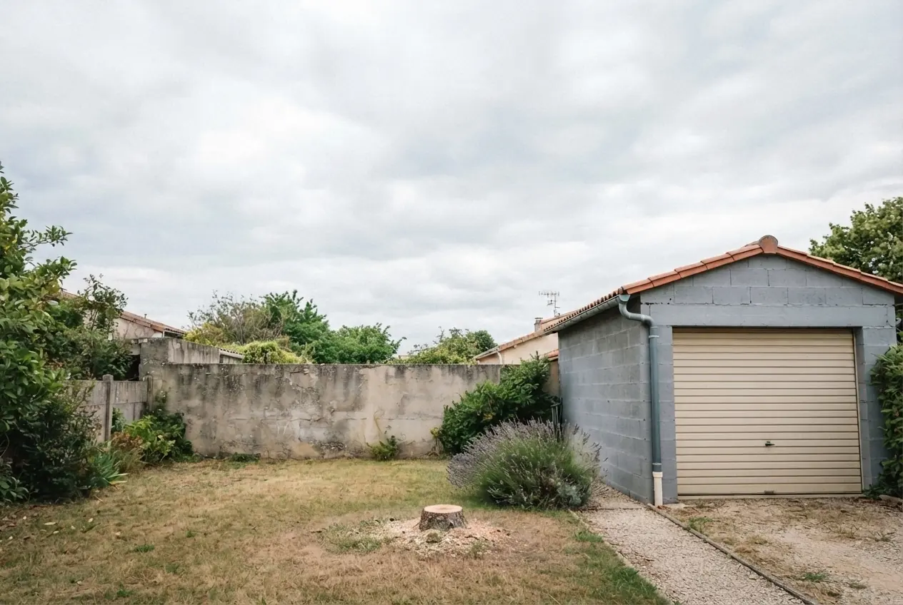 Garage dégagé après abattage à Portes-lès-Valence